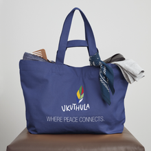 Laden Sie das Bild in den Galerie-Viewer, Recycelte Shopping Bag – Ukuthula - Dämmerung