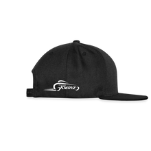 Laden Sie das Bild in den Galerie-Viewer, KLEINZ AUTOMOBILE Snapback Cap - Schwarz/Schwarz
